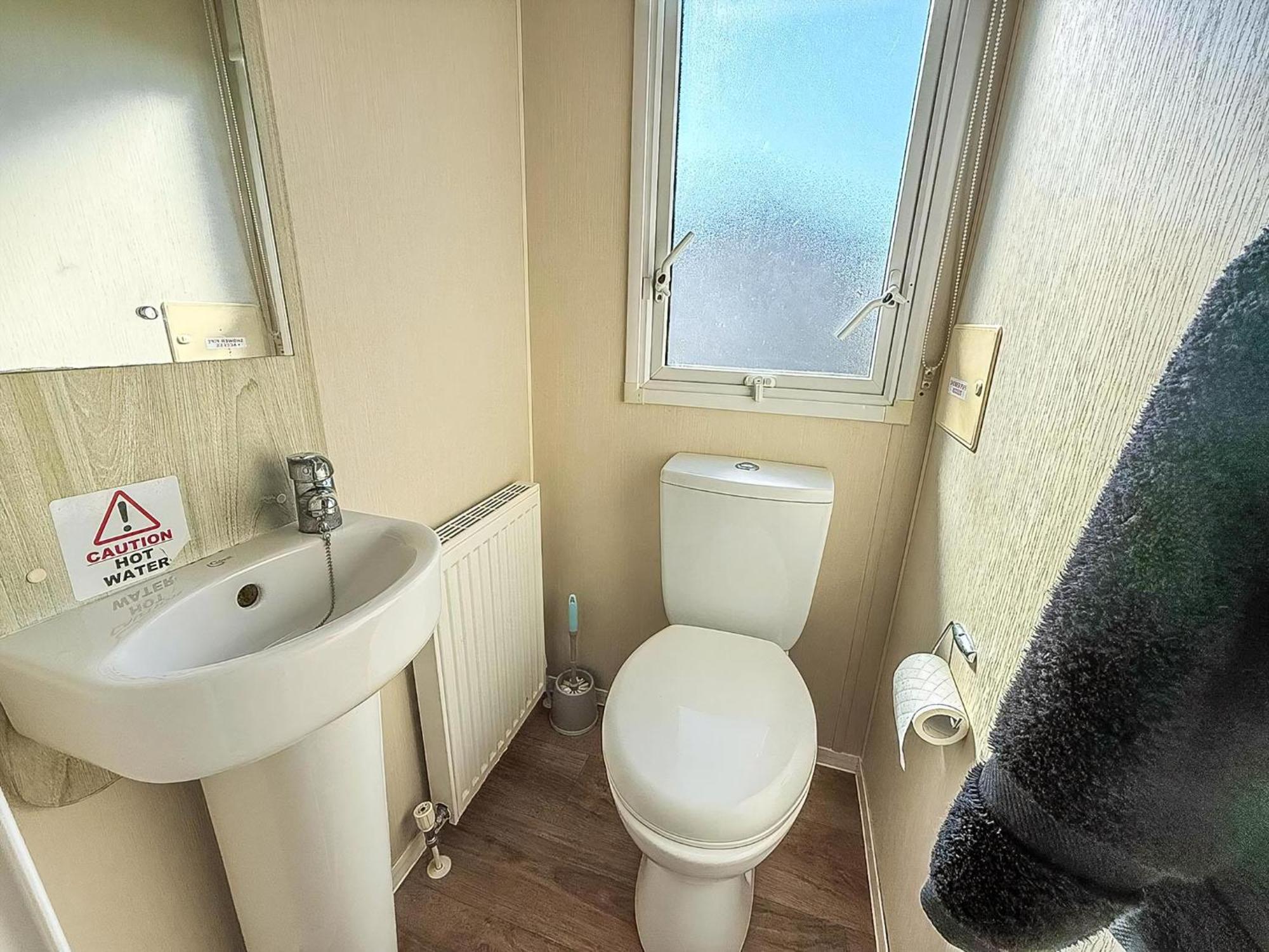 8 Berth Caravan For Hire At St Osyth Beach Ref 28047R Clacton-on-Sea Exteriör bild