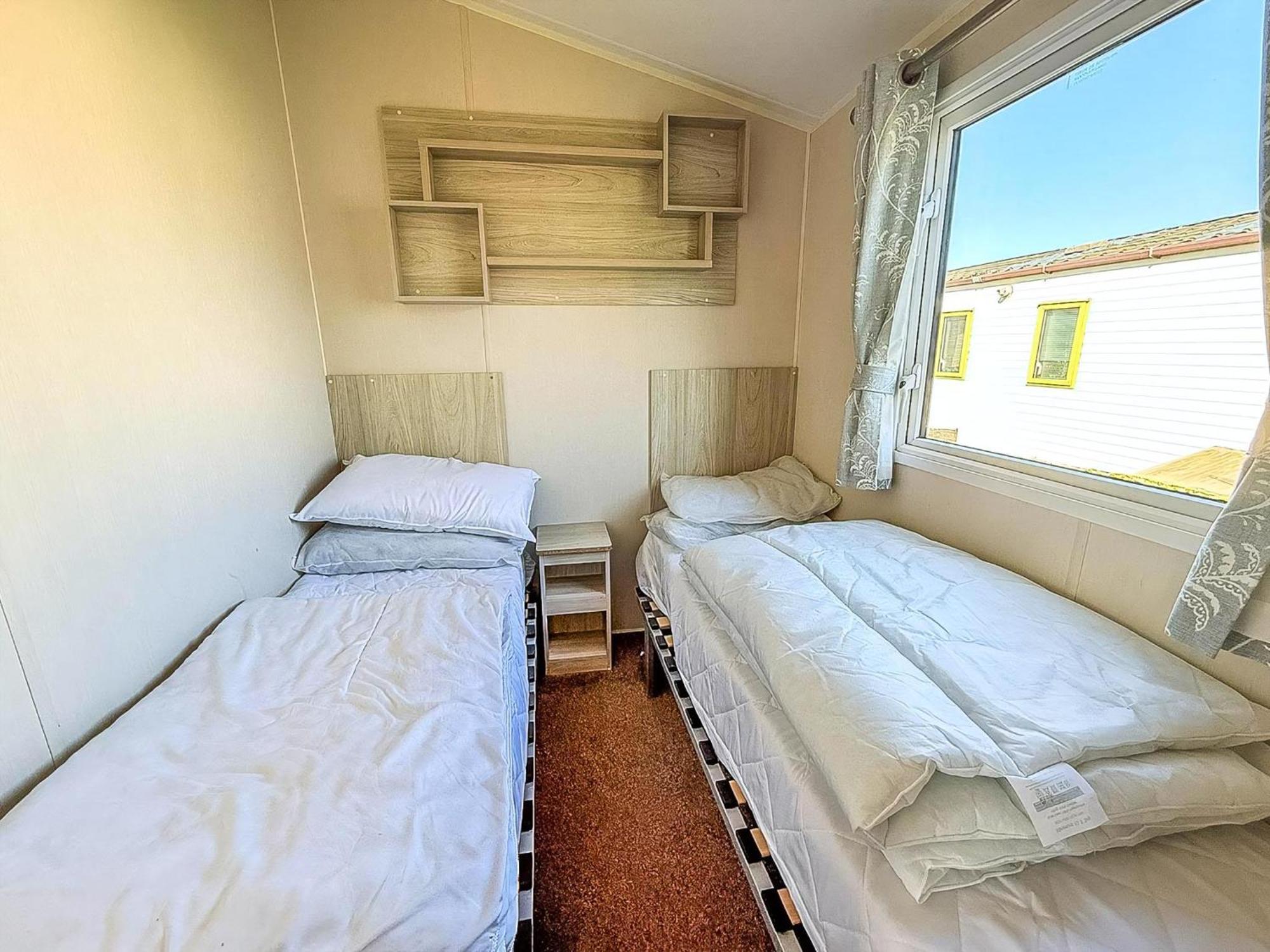 8 Berth Caravan For Hire At St Osyth Beach Ref 28047R Clacton-on-Sea Exteriör bild