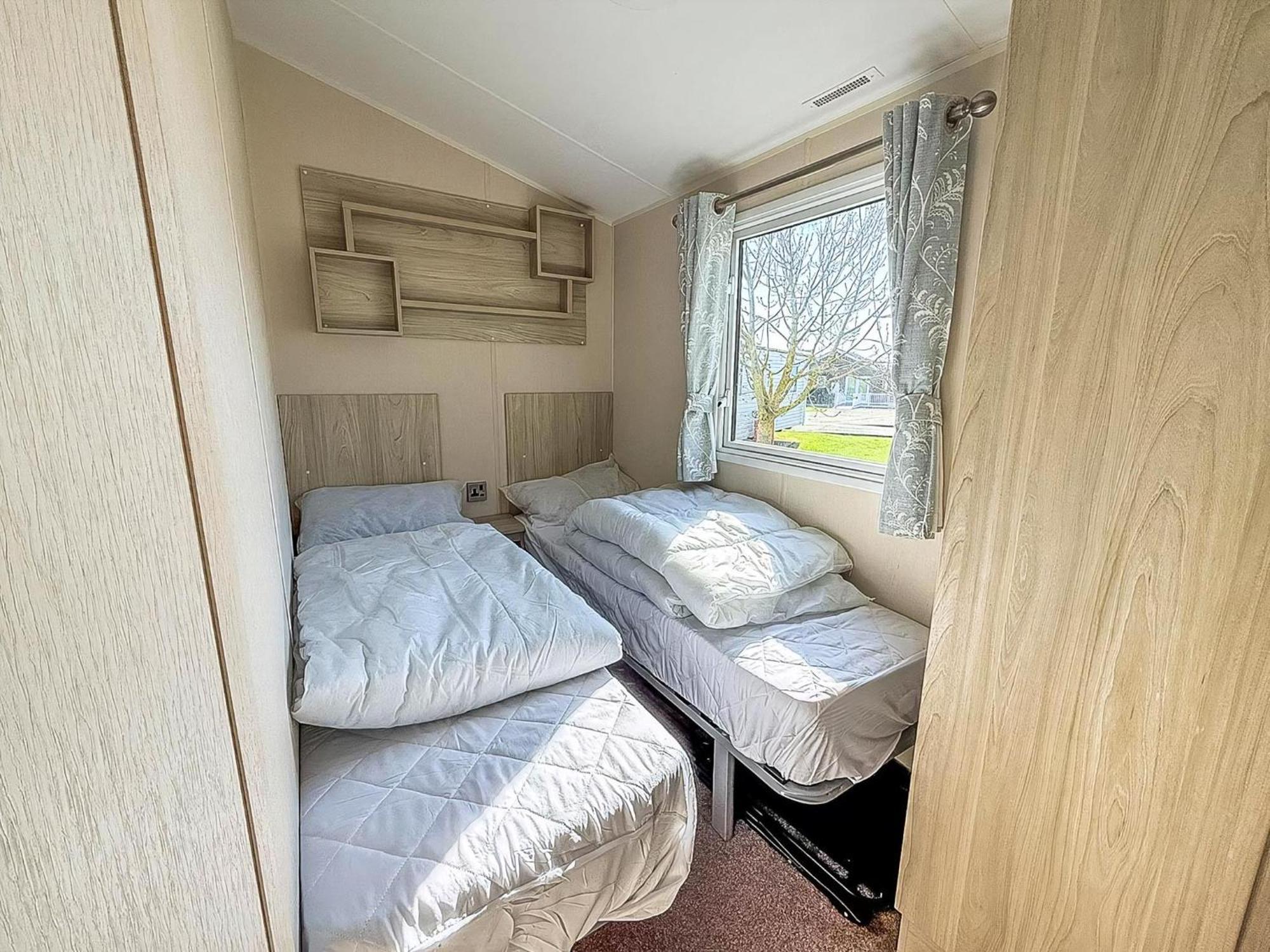 8 Berth Caravan For Hire At St Osyth Beach Ref 28047R Clacton-on-Sea Exteriör bild